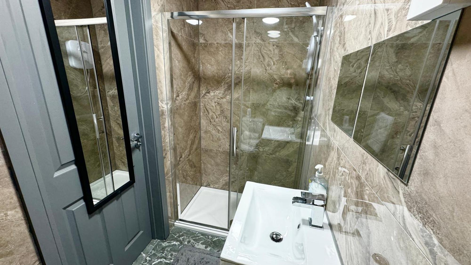 Rnm - Upgraded Business Stay For Travelling Contractors, All Amenities, Private Access Entire Place, Kitchen & Washroom, Smart Tv, Easy Access, Parking Nearby Cradley Heath Екстериор снимка