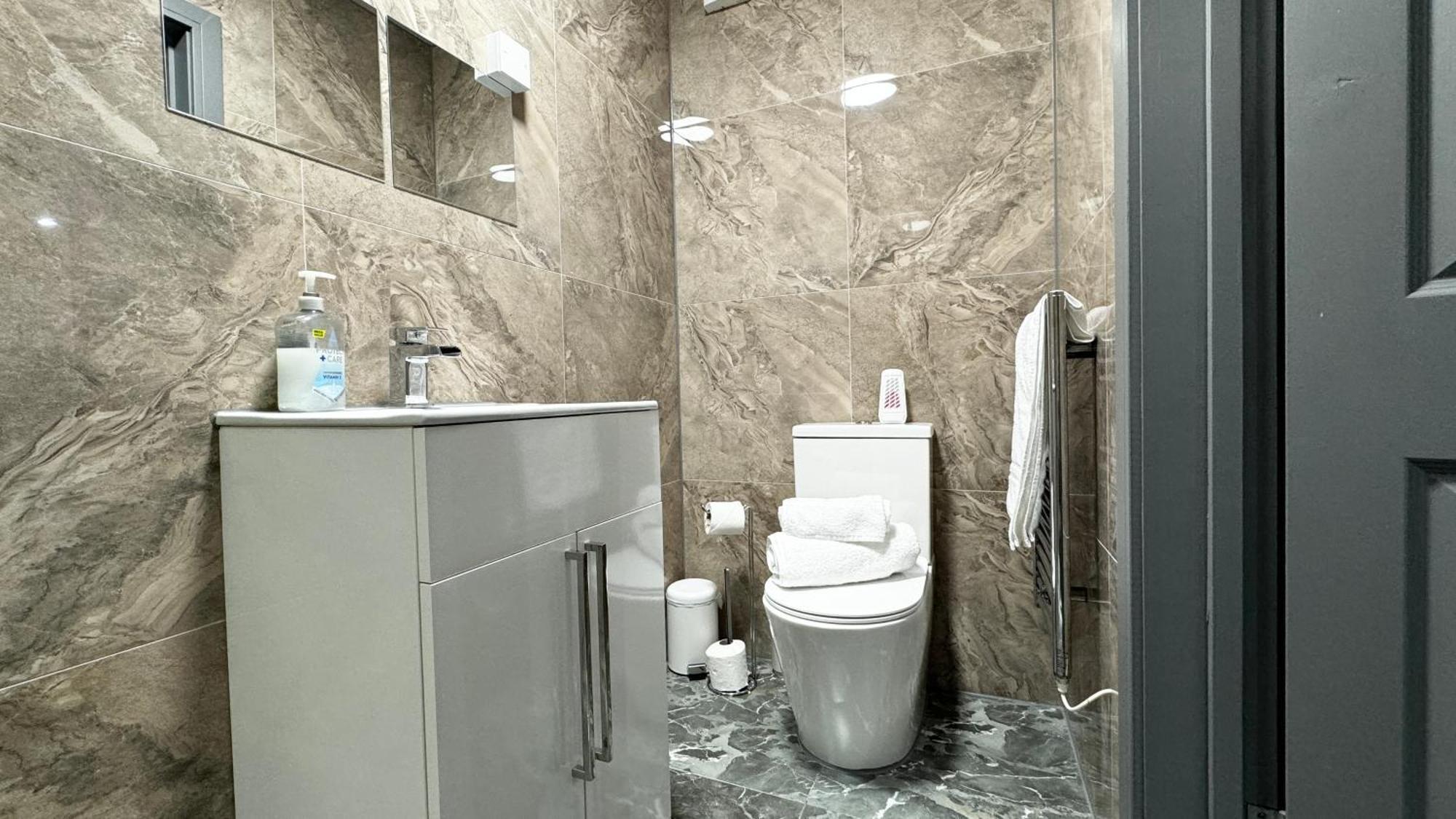 Rnm - Upgraded Business Stay For Travelling Contractors, All Amenities, Private Access Entire Place, Kitchen & Washroom, Smart Tv, Easy Access, Parking Nearby Cradley Heath Екстериор снимка