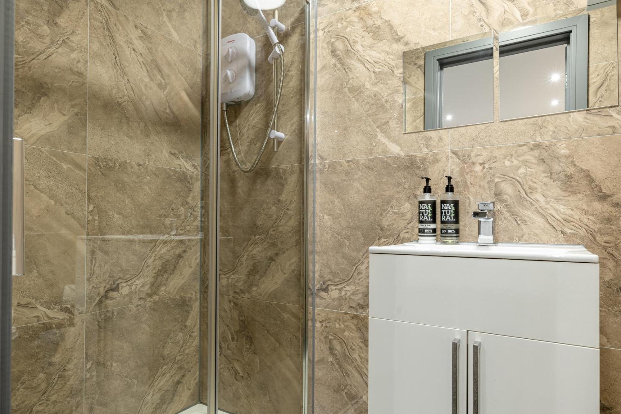 Rnm - Upgraded Business Stay For Travelling Contractors, All Amenities, Private Access Entire Place, Kitchen & Washroom, Smart Tv, Easy Access, Parking Nearby Cradley Heath Екстериор снимка