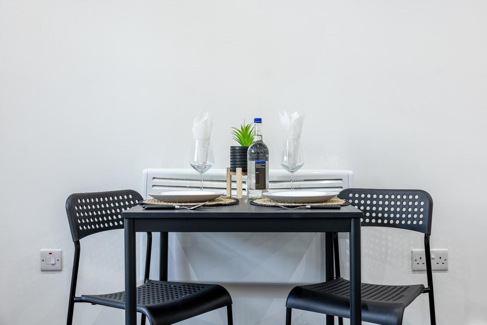 Rnm - Upgraded Business Stay For Travelling Contractors, All Amenities, Private Access Entire Place, Kitchen & Washroom, Smart Tv, Easy Access, Parking Nearby Cradley Heath Екстериор снимка