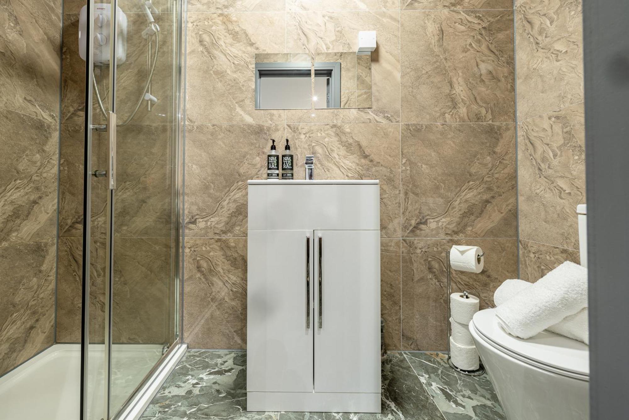 Rnm - Upgraded Business Stay For Travelling Contractors, All Amenities, Private Access Entire Place, Kitchen & Washroom, Smart Tv, Easy Access, Parking Nearby Cradley Heath Екстериор снимка