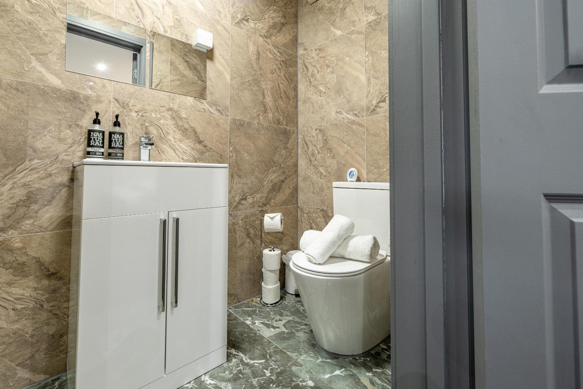 Rnm - Upgraded Business Stay For Travelling Contractors, All Amenities, Private Access Entire Place, Kitchen & Washroom, Smart Tv, Easy Access, Parking Nearby Cradley Heath Екстериор снимка